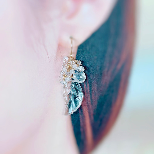 クリスタルカービングと極上ブルームーンストーンの天使の羽根ピアス