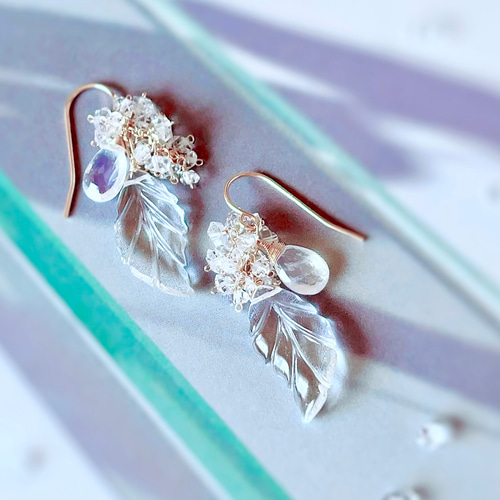 クリスタルカービングと極上ブルームーンストーンの天使の羽根ピアス