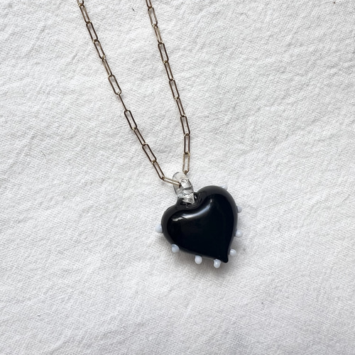 陰陽ハートガラスチャームネックレス Yin Yang Heart Necklace