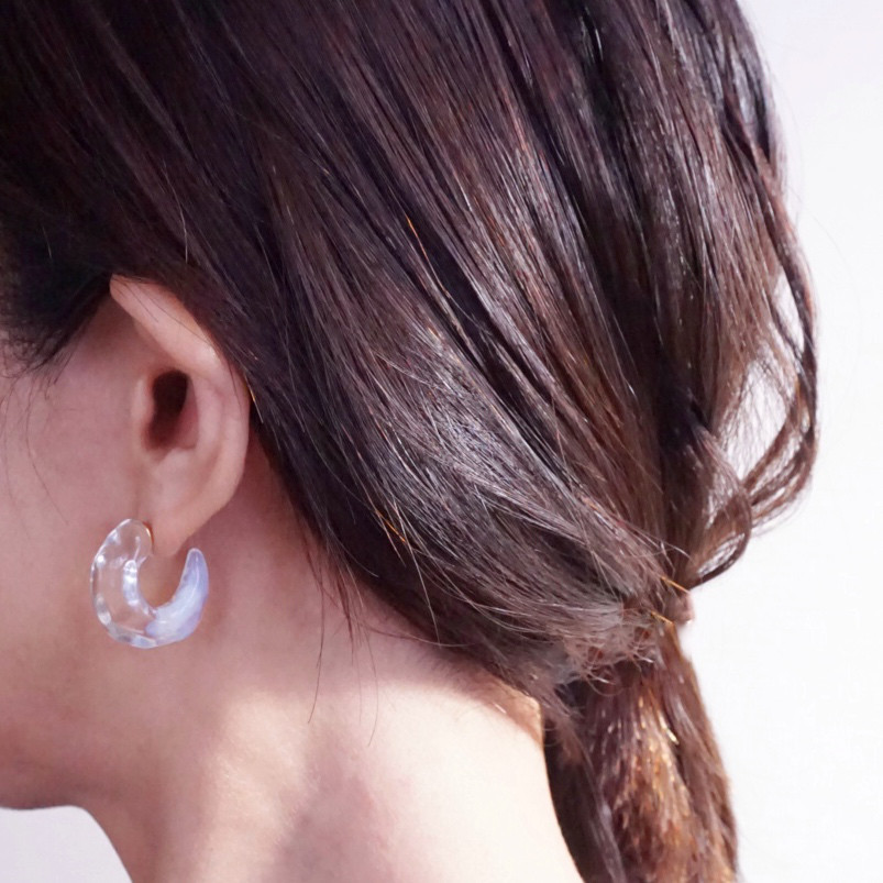 ビーンズカット／乳白のピアス