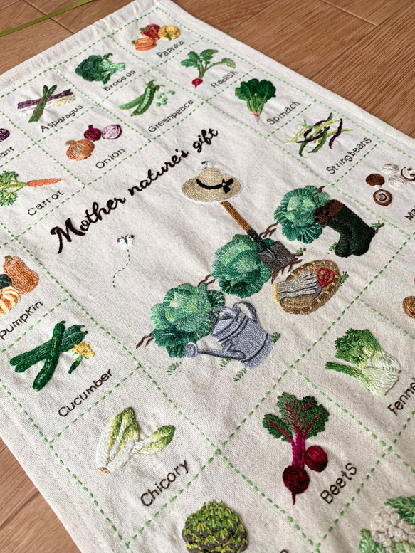 大地からの贈り物〜野菜の刺繍タペストリー 