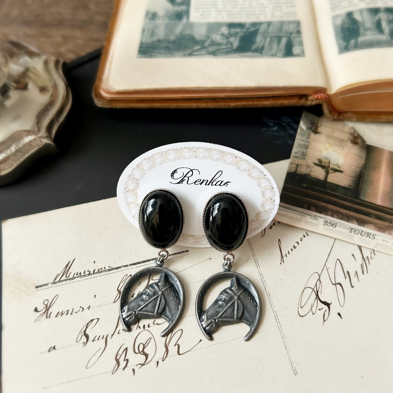 ブラックオニキスと馬のピアス【アニマル･ヴィンテージ･天然石･大人カジュアル･クール･上品】{RPS-109｝