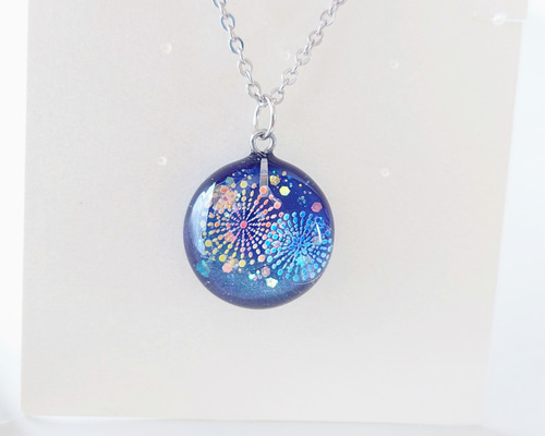 レジンネックレス✩⃛あの日の月夜༺花火༻ レジン ネックレス 仲良し花火 - メルカリ