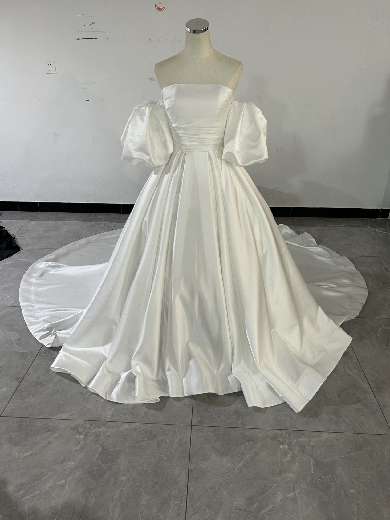 ウエディングドレス パフスリーブ ベアトップ ロングトレーン 編み上げ 結婚式/前撮り