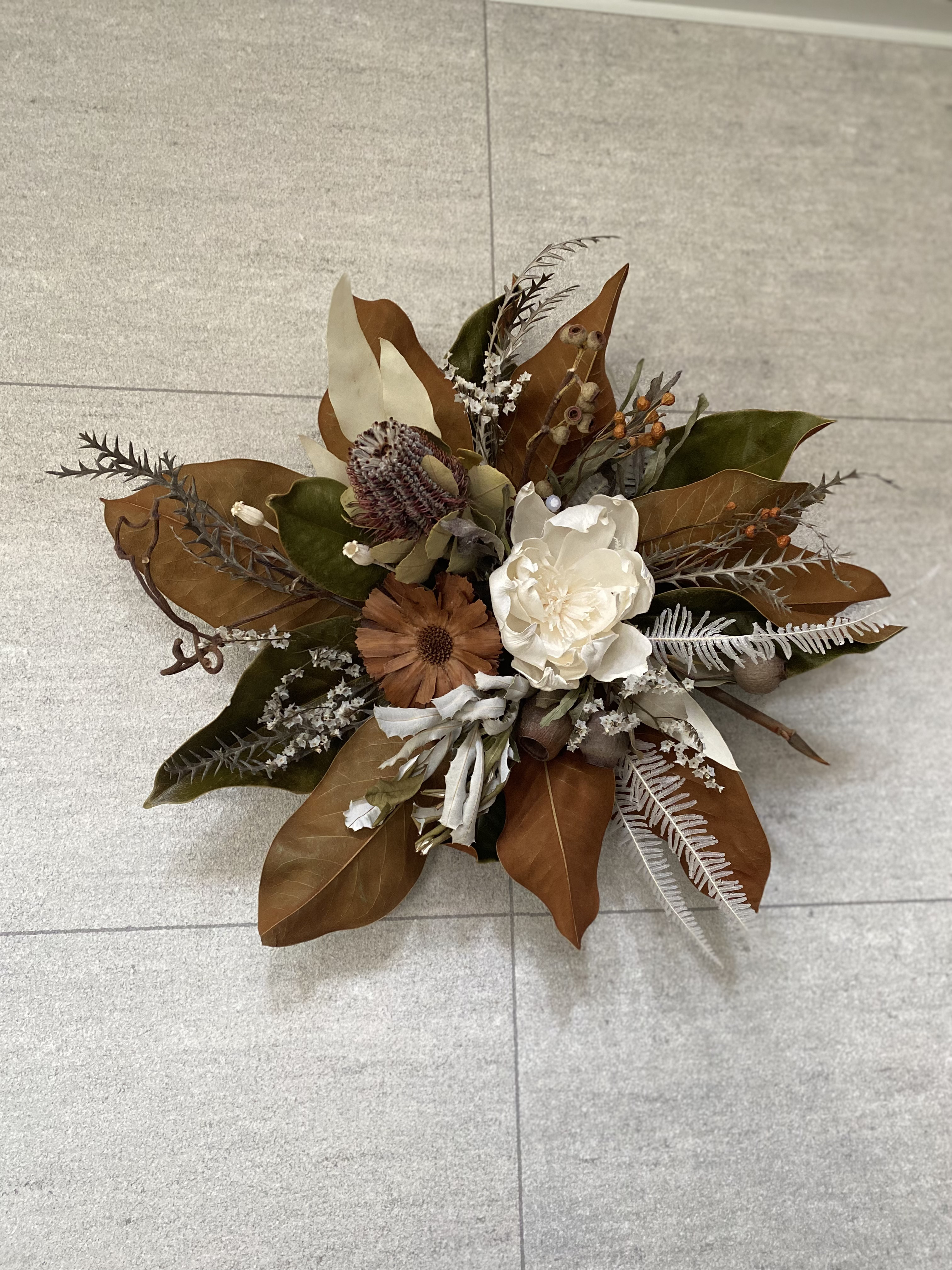 マグノリアのドライフラワー壁掛けアレンジメント　ドライフラワー　店舗ディスプレイ