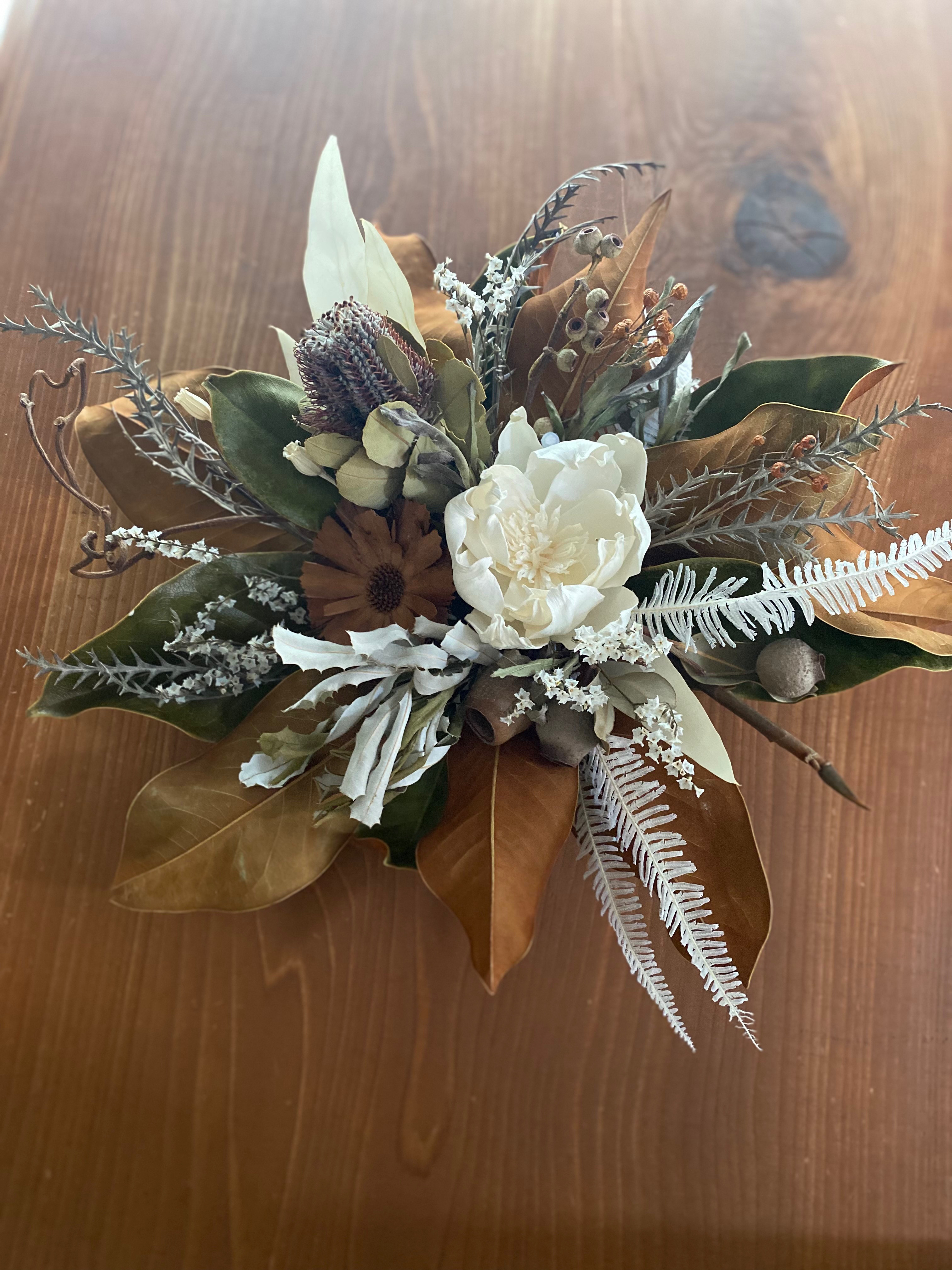 マグノリアのドライフラワー壁掛けアレンジメント　ドライフラワー　店舗ディスプレイ