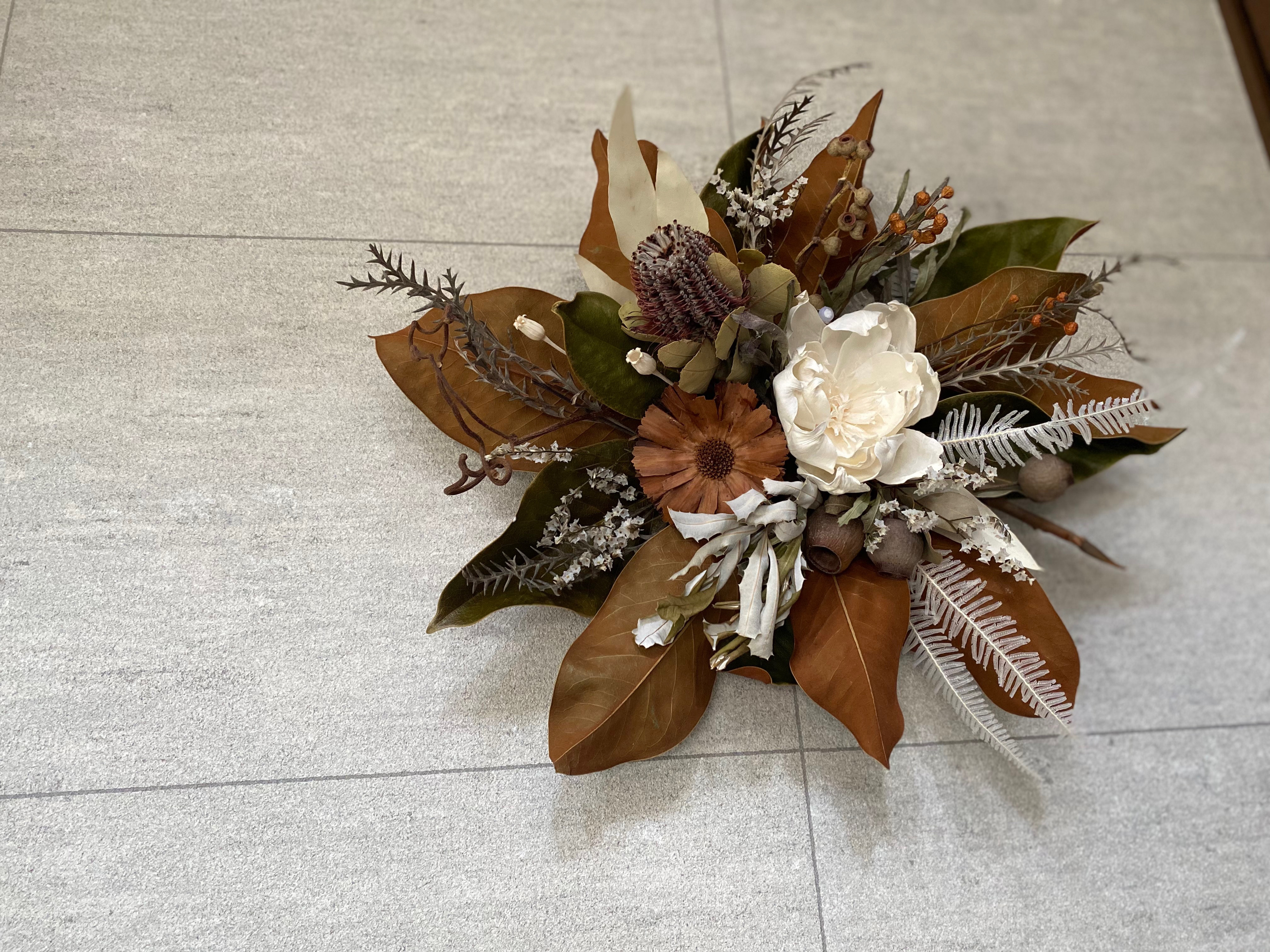 マグノリアのドライフラワー壁掛けアレンジメント　ドライフラワー　店舗ディスプレイ