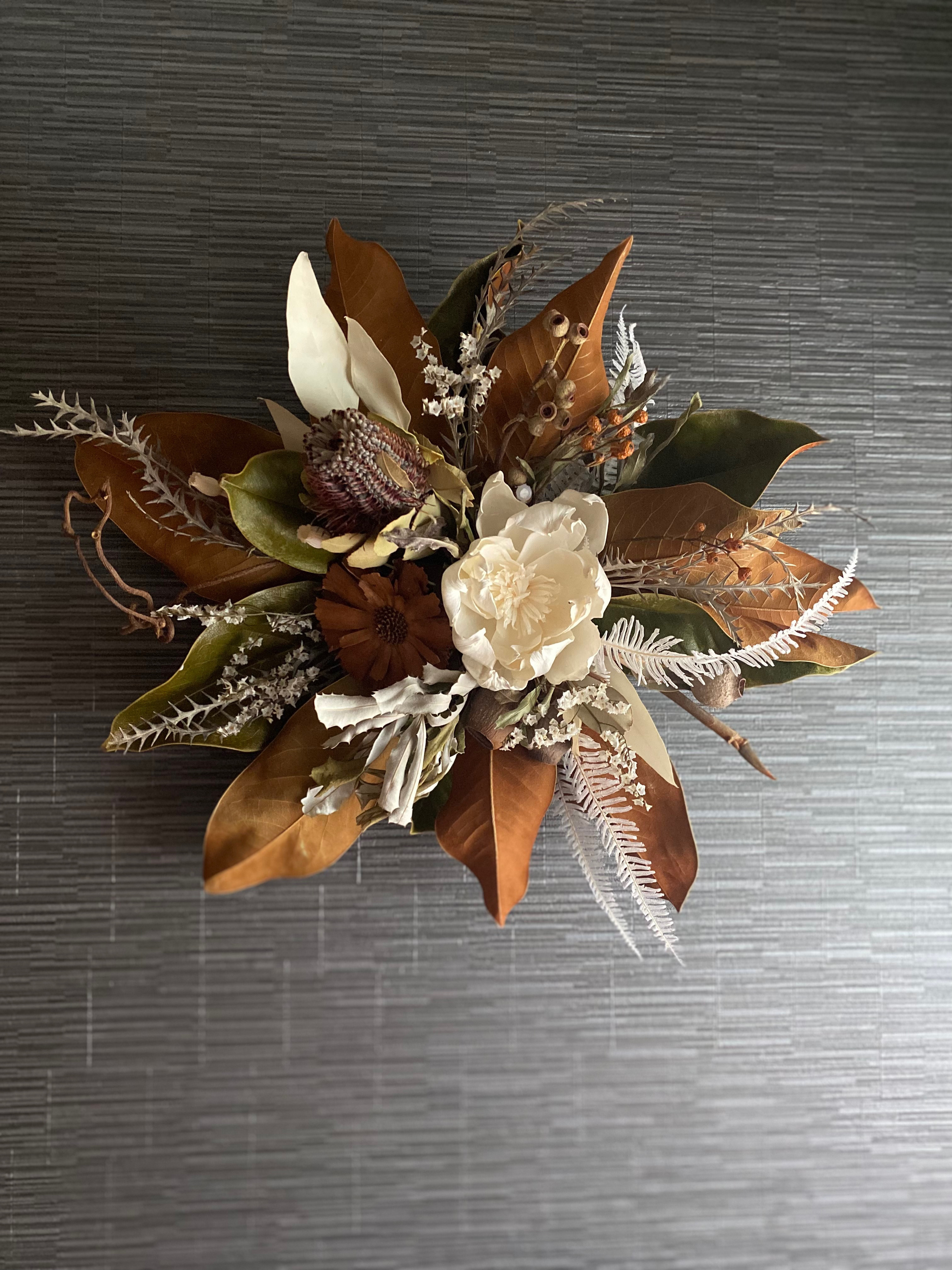 マグノリアのドライフラワー壁掛けアレンジメント　ドライフラワー　店舗ディスプレイ