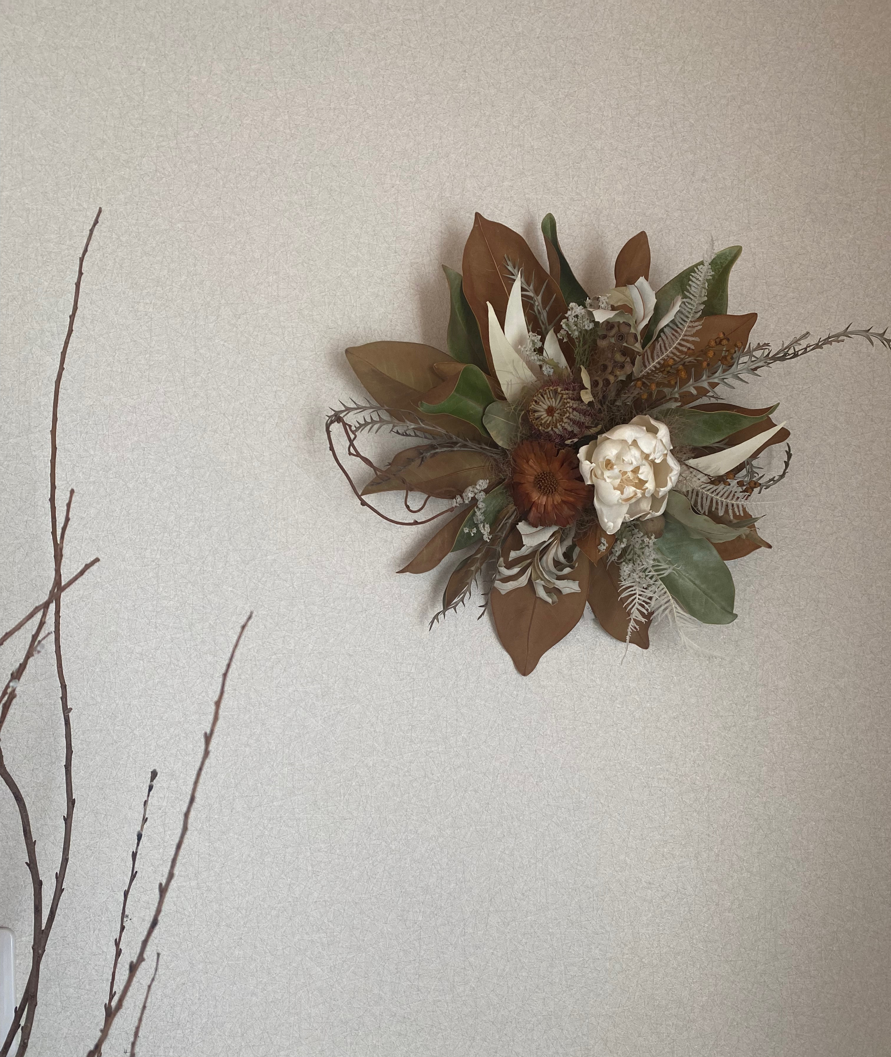 マグノリアのドライフラワー壁掛けアレンジメント　ドライフラワー　店舗ディスプレイ