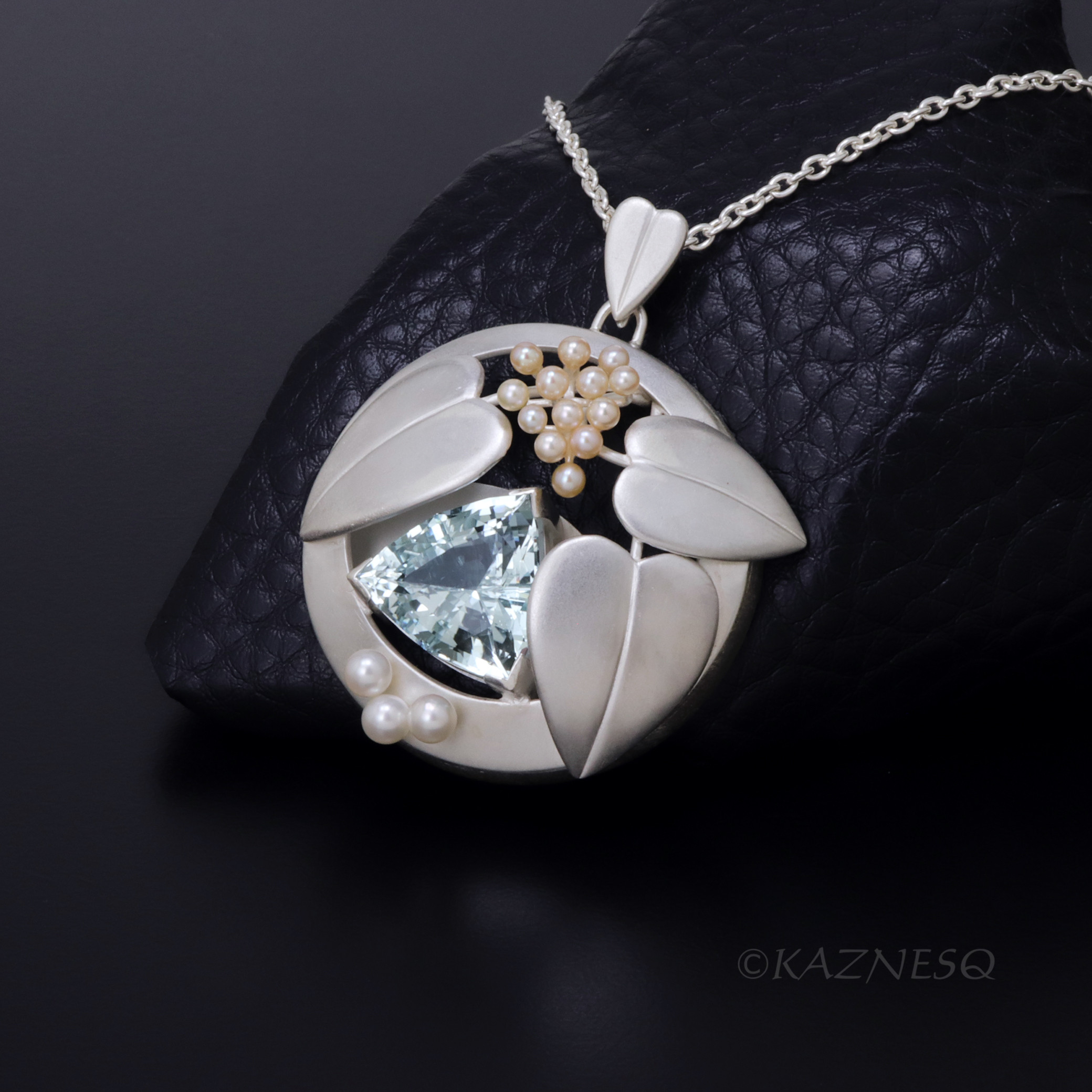 アールヌーボー風の水と葉っぱとフルーツをモチーフにしたブルートパーズとつや消しシルバーノペンダント