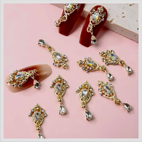 P385《2個》ネイルパーツ 揺れるパーツ ストーン 金 ゴールド 成人式