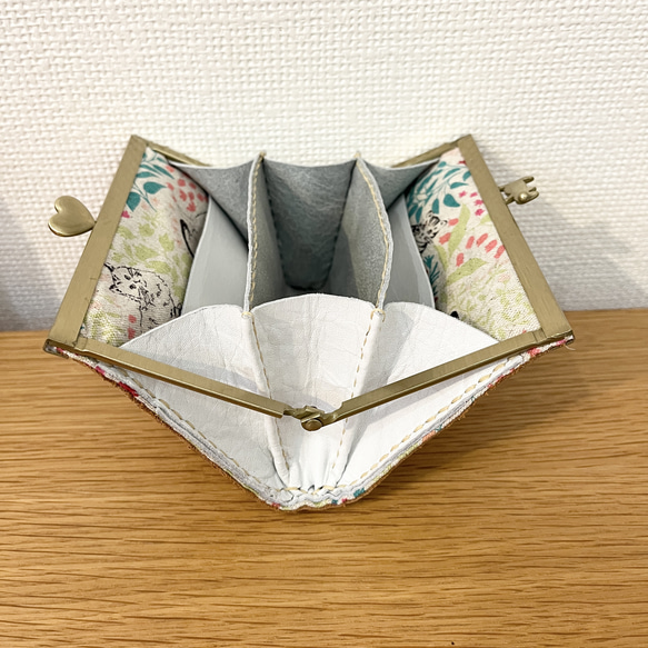 スリムだけど大きく開く、浮き足口金のミニ財布（ネコ×ハート口金＆くしゅくしゅきつね色レザー） 人気・おすすめ｜使いやすい・旅行におすすめ セール中 全国発送