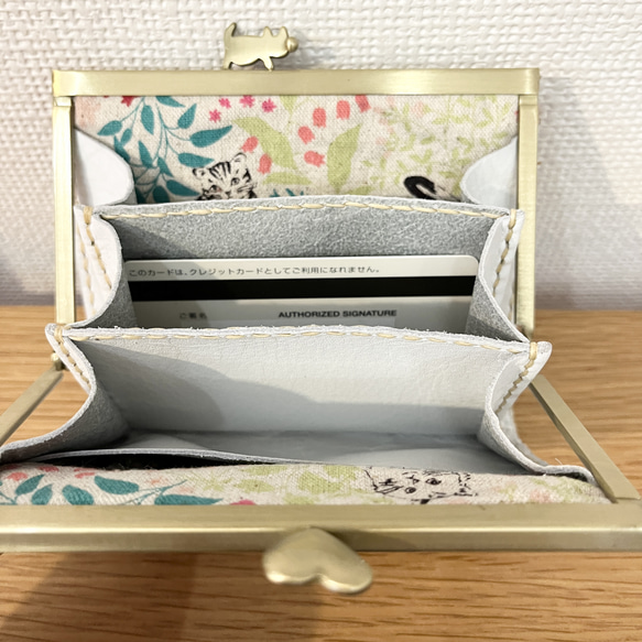 スリムだけど大きく開く、浮き足口金のミニ財布（ネコ×ハート口金＆くしゅくしゅきつね色レザー） 人気・おすすめ｜使いやすい・旅行におすすめ セール中 全国発送