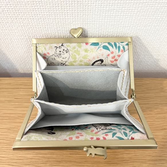 スリムだけど大きく開く、浮き足口金のミニ財布（ネコ×ハート口金＆くしゅくしゅきつね色レザー） 人気・おすすめ｜使いやすい・旅行におすすめ セール中 全国発送