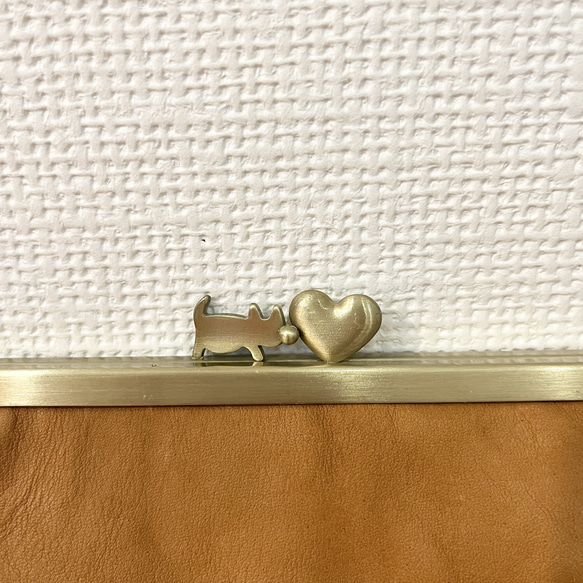 スリムだけど大きく開く、浮き足口金のミニ財布（ネコ×ハート口金＆くしゅくしゅきつね色レザー） 人気・おすすめ｜使いやすい・旅行におすすめ セール中 全国発送