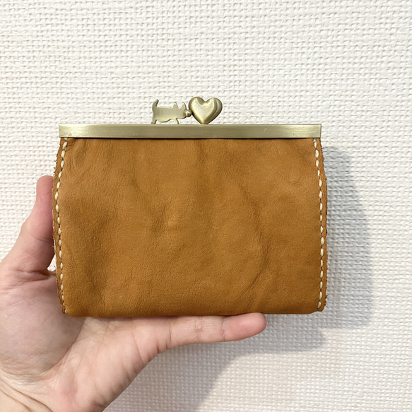 スリムだけど大きく開く、浮き足口金のミニ財布（ネコ×ハート口金＆くしゅくしゅきつね色レザー） 人気・おすすめ｜使いやすい・旅行におすすめ セール中 全国発送