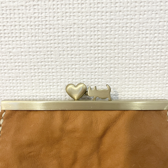 スリムだけど大きく開く、浮き足口金のミニ財布（ネコ×ハート口金＆くしゅくしゅきつね色レザー） 人気・おすすめ｜使いやすい・旅行におすすめ セール中 全国発送