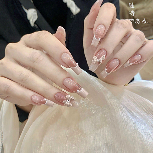 フレンチグラデーションを意識した白リボン高級感のあるネイル仕上げ