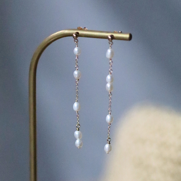 アシンメトリーのロングパールピアス　淡水パール 14kgf 揺れる 金属アレルギー対応 ギフト