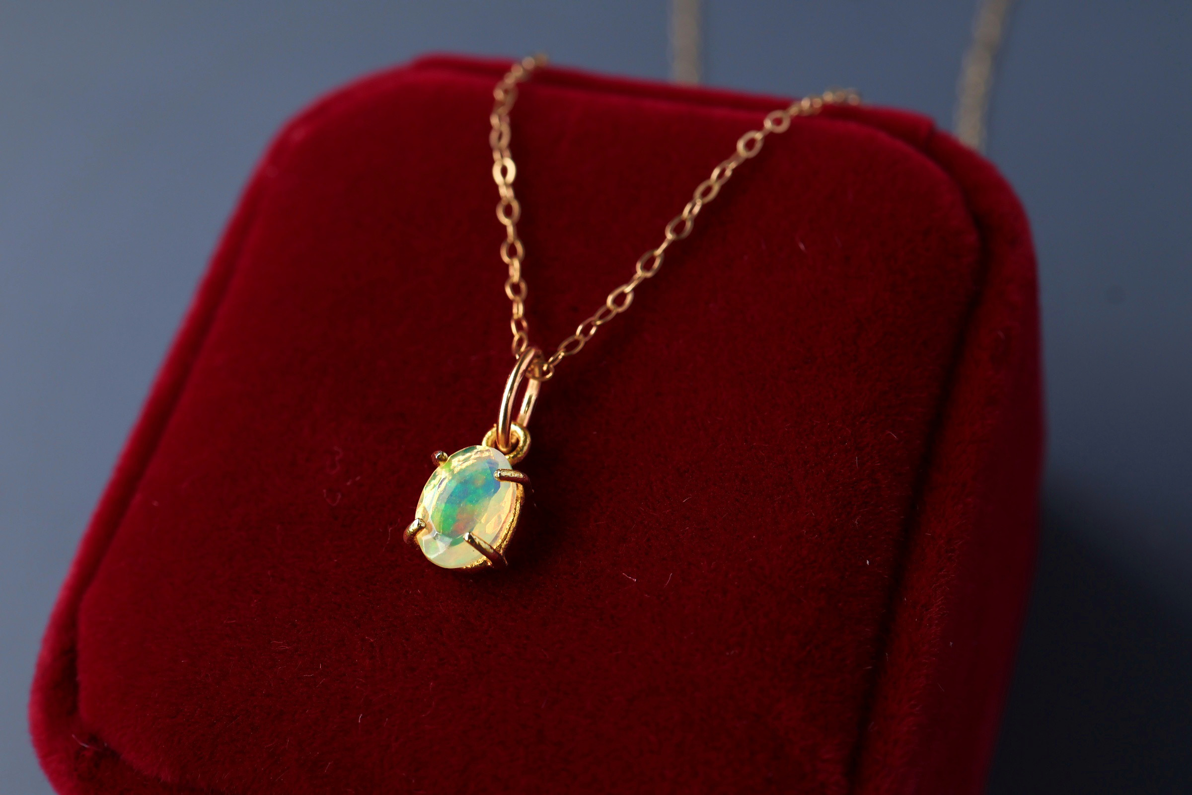 14kgf エチオピア産オパール枠留めネックレス　金属アレルギー対応　シンプル　華奢　遊色　ゴールド　秋の誕生石2024