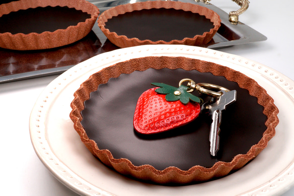 チョコタルトなアクセサリートレイ Mサイズ（直径120mm）／本革製 1枚目の画像