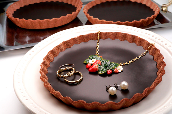 チョコタルトなアクセサリートレイ Mサイズ（直径120mm）／本革製 2枚目の画像