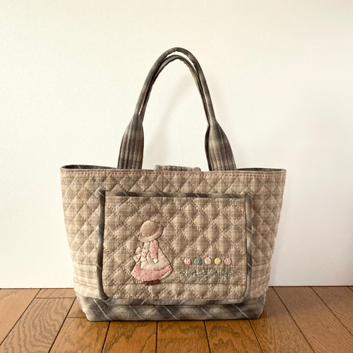 刺繍とパッチワークキルトのトートバッグ アップリケと刺繍のパッチワークキルトバッグ トートバッグ