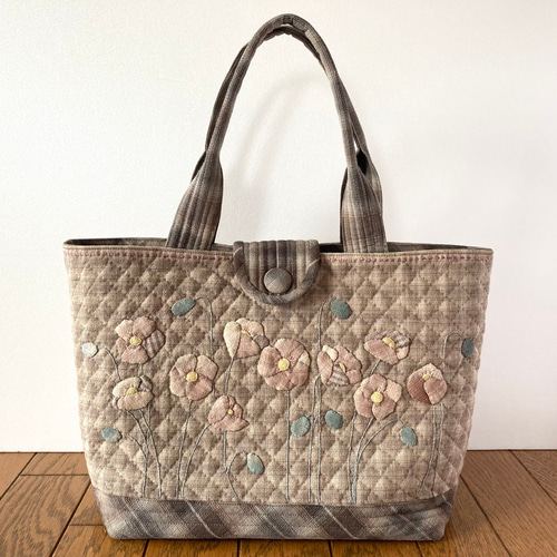 アップリケと刺繍のパッチワークキルトバッグ トートバッグ lilla