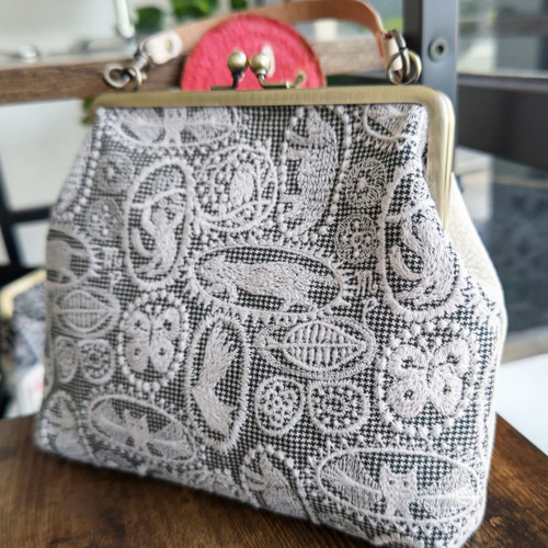 スマホショルダー】ミナペルホネン jungle relief ベージュ ミナ