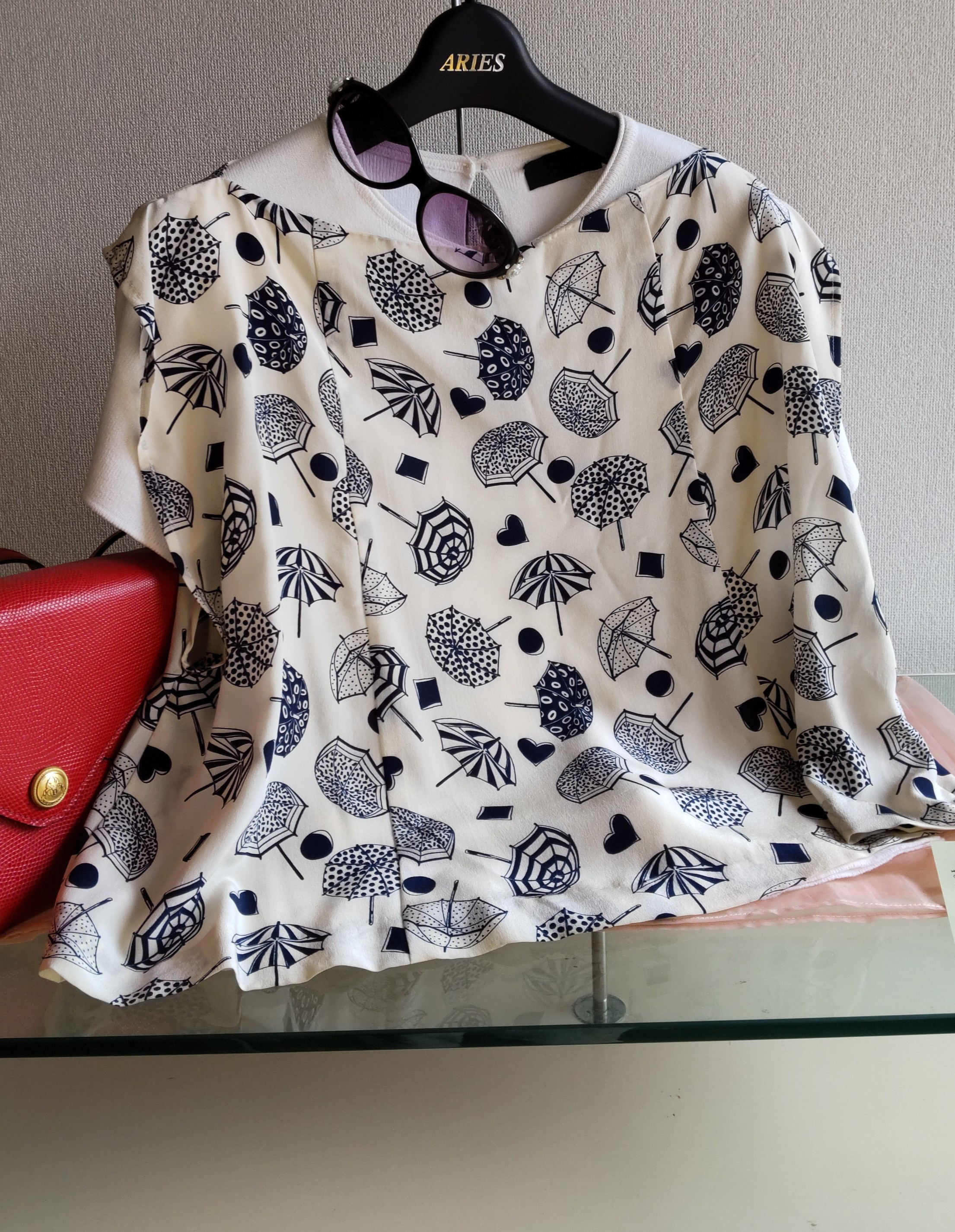 シルク、白地、アンブレラ柄、ジレを製作しました、 テイシヤツ、と、組合たり、インナ-としても、涼しく、着用出来ます、1点