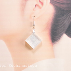 【訂製款】樹脂藝術方形耳環（雪白） 第4張的照片