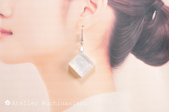 【訂製款】樹脂藝術方形耳環（雪白） 第4張的照片