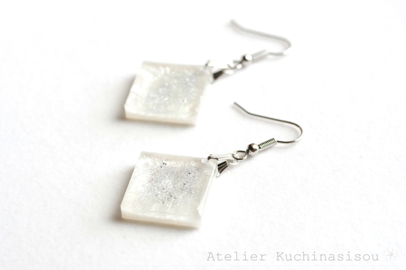 【訂製款】樹脂藝術方形耳環（雪白） 第1張的照片