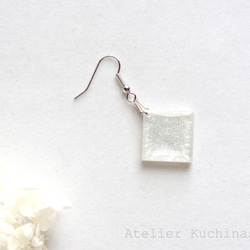 【訂製款】樹脂藝術方形耳環（雪白） 第3張的照片