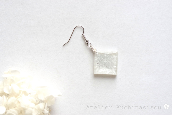 【訂製款】樹脂藝術方形耳環（雪白） 第3張的照片