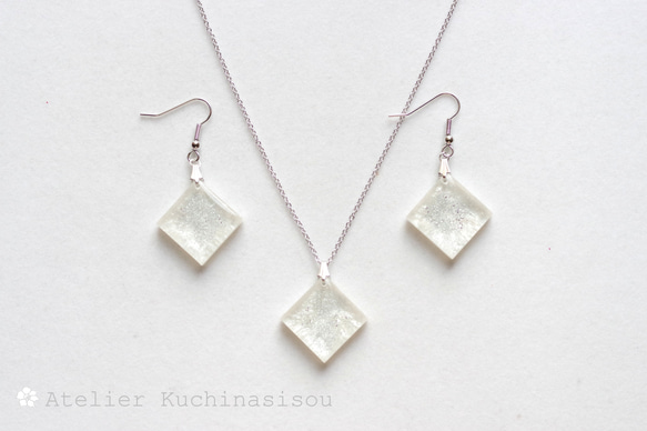 【訂製款】樹脂藝術方形耳環（雪白） 第11張的照片