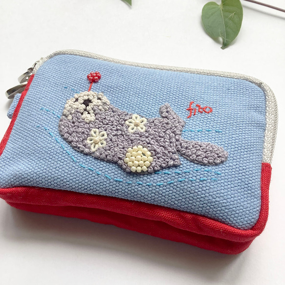 カードポーチ「きゃぁ。らっこ」手刺繍　イヤホンケース　お財布　ラッコ 4枚目の画像