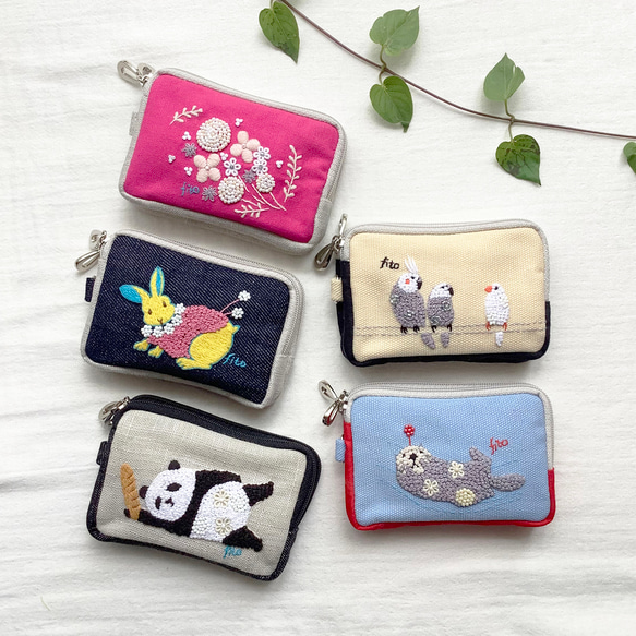 カードポーチ「きゃぁ。らっこ」手刺繍　イヤホンケース　お財布　ラッコ 9枚目の画像