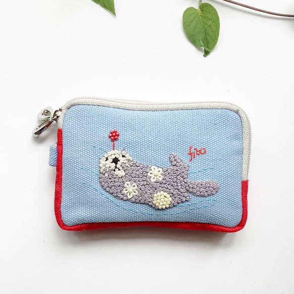 カードポーチ「きゃぁ。らっこ」手刺繍　イヤホンケース　お財布　ラッコ 1枚目の画像
