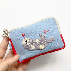 カードポーチ「きゃぁ。らっこ」手刺繍　イヤホンケース　お財布　ラッコ 2枚目の画像
