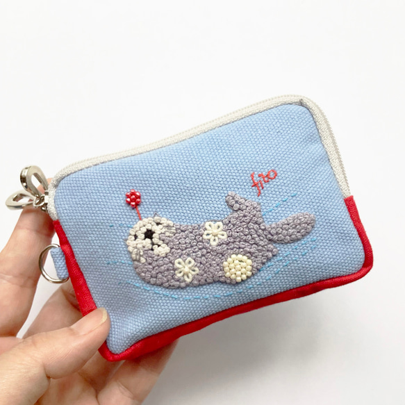 カードポーチ「きゃぁ。らっこ」手刺繍　イヤホンケース　お財布　ラッコ 2枚目の画像