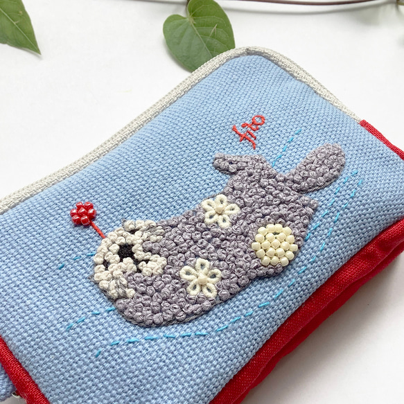 カードポーチ「きゃぁ。らっこ」手刺繍　イヤホンケース　お財布　ラッコ 3枚目の画像