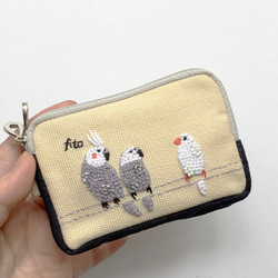 カードポーチ「おしゃべり鳥たち」手刺繍　イヤホンケース　お財布　インコ　オカメインコ　文鳥 2枚目の画像
