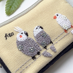 カードポーチ「おしゃべり鳥たち」手刺繍　イヤホンケース　お財布　インコ　オカメインコ　文鳥 3枚目の画像