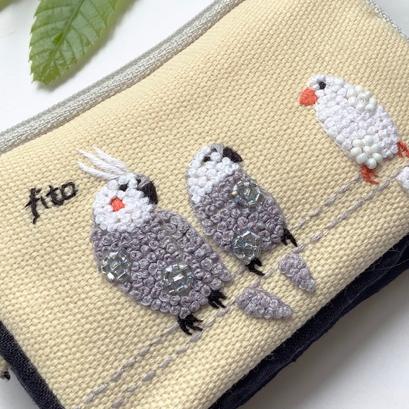 カードポーチ「おしゃべり鳥たち」手刺繍　イヤホンケース　お財布　インコ　オカメインコ　文鳥 3枚目の画像