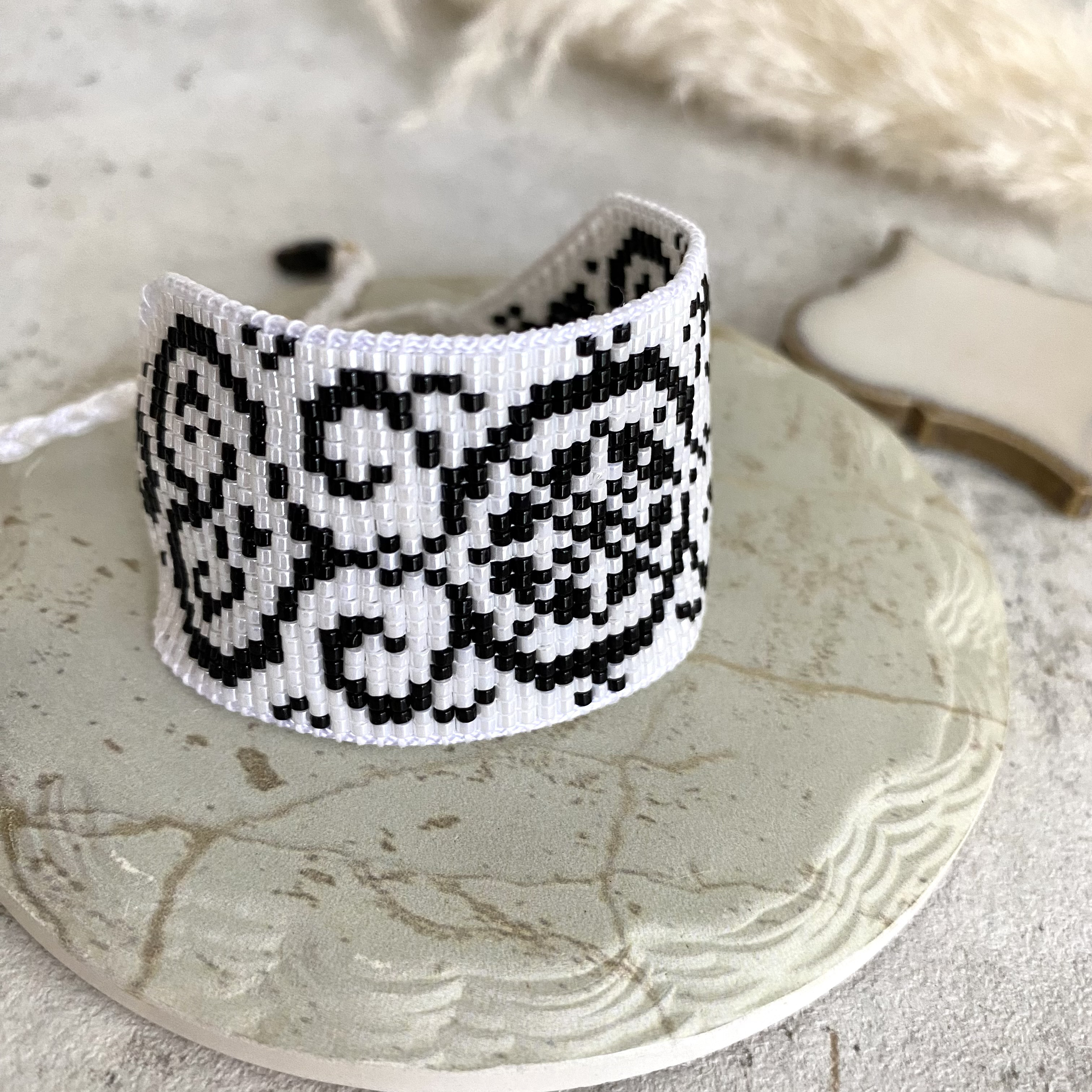 アラベスク・ビーズ織り ブレスレット[ホワイト]（アレルギー対応）
