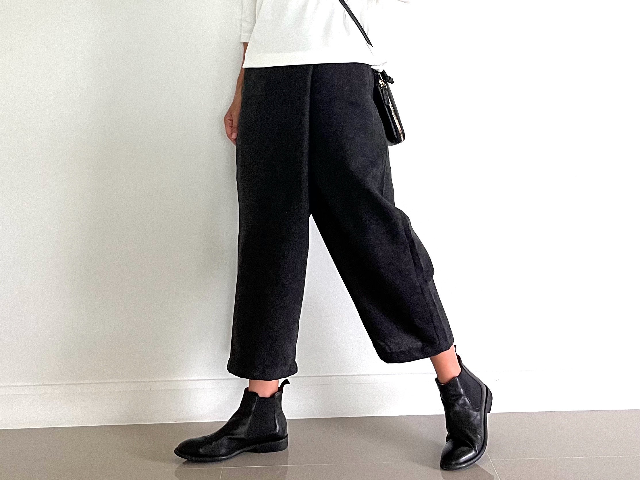 シンプルだけど印象的　コットンウールの巻きスカート風なペグトップパンツ　黒　秋冬