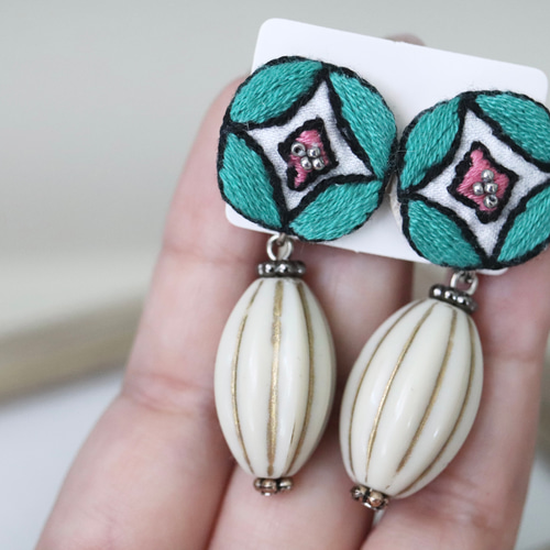 MH028】丸レトロ刺繍イヤリングB イヤリング・ノンホールピアス 
