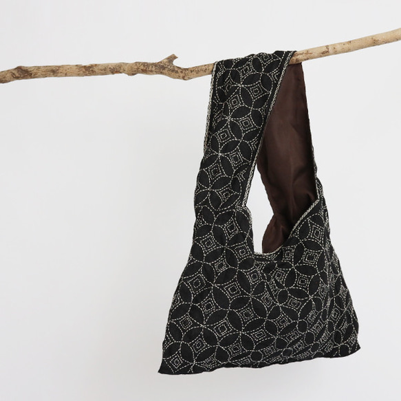 黒リネン生地に木綿白糸を刺し子 刺繍 七宝繋ぎ 斜め 袈裟掛け 黒リネン生地に木綿白糸を刺し子 刺繍 七宝繋ぎ 斜め 袈裟掛け