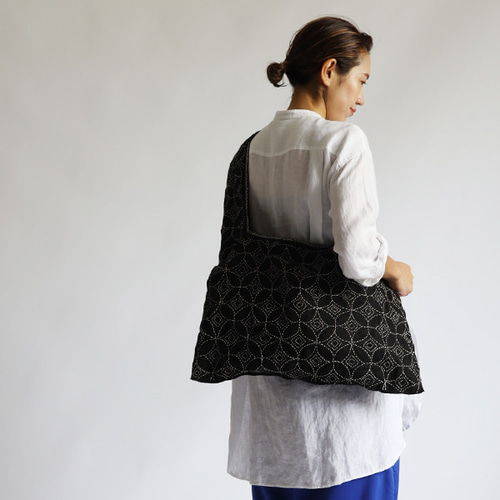 前掛けと巾着と刺し子のトートバッグ 黒リネン生地に木綿白糸を刺し子 刺繍 七宝繋ぎ 斜め 袈裟掛け